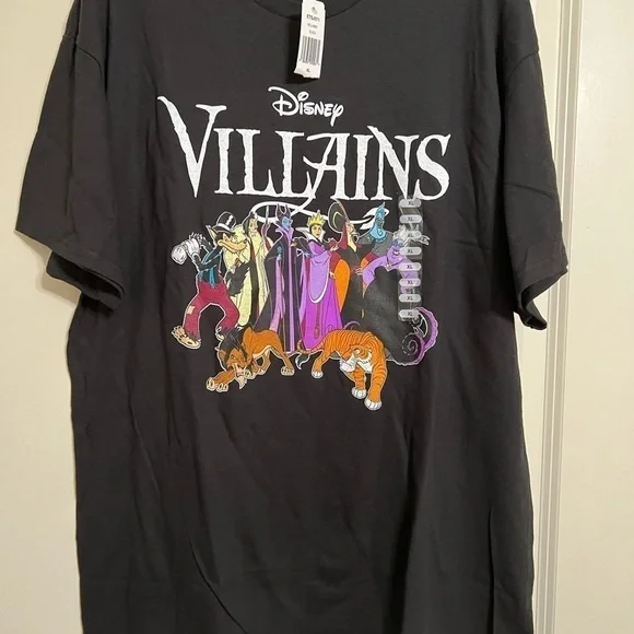 ****Donated***Disney Villains black short sleeve graphic t-shirt Size M - Picture 3 of 5